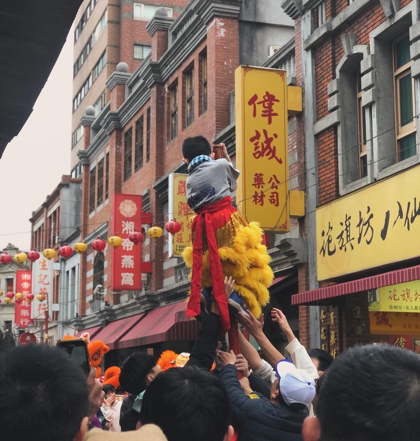 Xi's photograph of a lively celebration in Taipei